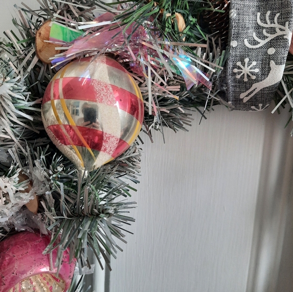 christmas Wreath with Pink vintage paper bells and old ornaments / 16 inches - Picture 2 of 6